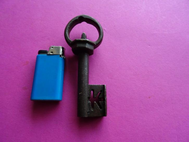 OUDE ANTIEKE NURNBERG GELDKIST SLEUTEL  KIST IJZER STRONGBOX, Antiek en Kunst, Curiosa en Brocante, Ophalen of Verzenden