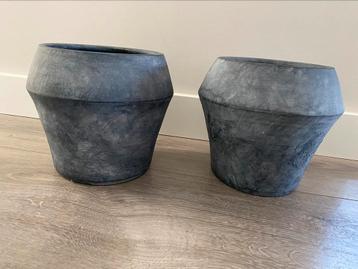 Twee (hangende) bloempotten beschikbaar voor biedingen