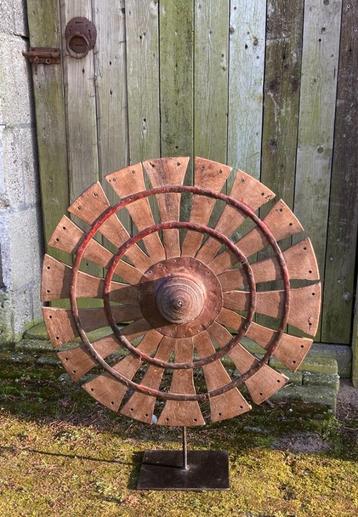 HOUTEN SPINNEWIEL OP STANDAARD NR 2. beschikbaar voor biedingen