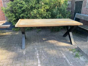 Buitentafel beschikbaar voor biedingen