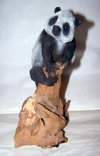 Prachtig beeld Panda op boomstronk. H. 27cm. Nieuwstaat., Ophalen of Verzenden, Zo goed als nieuw, Dier