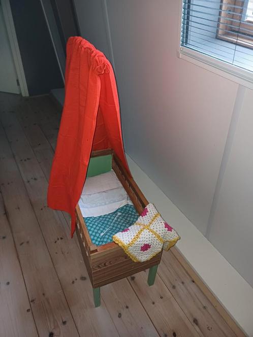 Houten Vintage poppenledikant, Kinderen en Baby's, Speelgoed | Poppenhuizen, Gebruikt, Toebehoren, Ophalen
