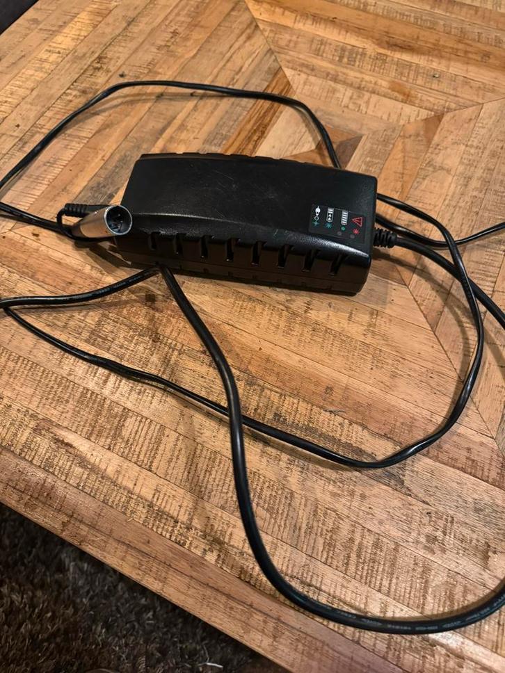E-bike Lader Derby Cycle Werke 36V - BSC42003000, Fietsen en Brommers, Fietsaccessoires | Fietsaccu's, Zo goed als nieuw, Ophalen of Verzenden