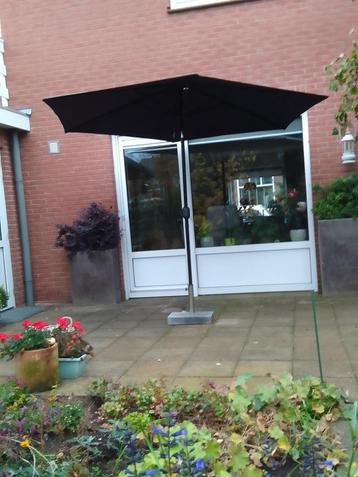 Parasol met stenenvoet beschikbaar voor biedingen