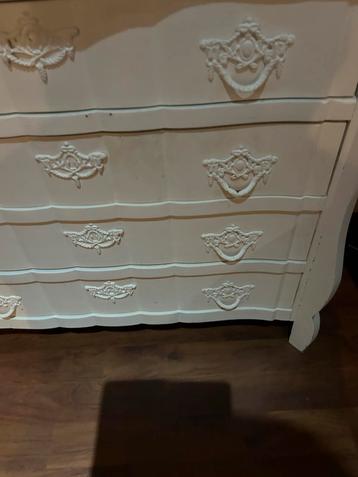 Offwhite Ladekastje met Sierlijke Details beschikbaar voor biedingen