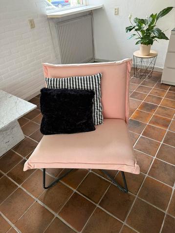 Mooie roze fauteuil beschikbaar voor biedingen