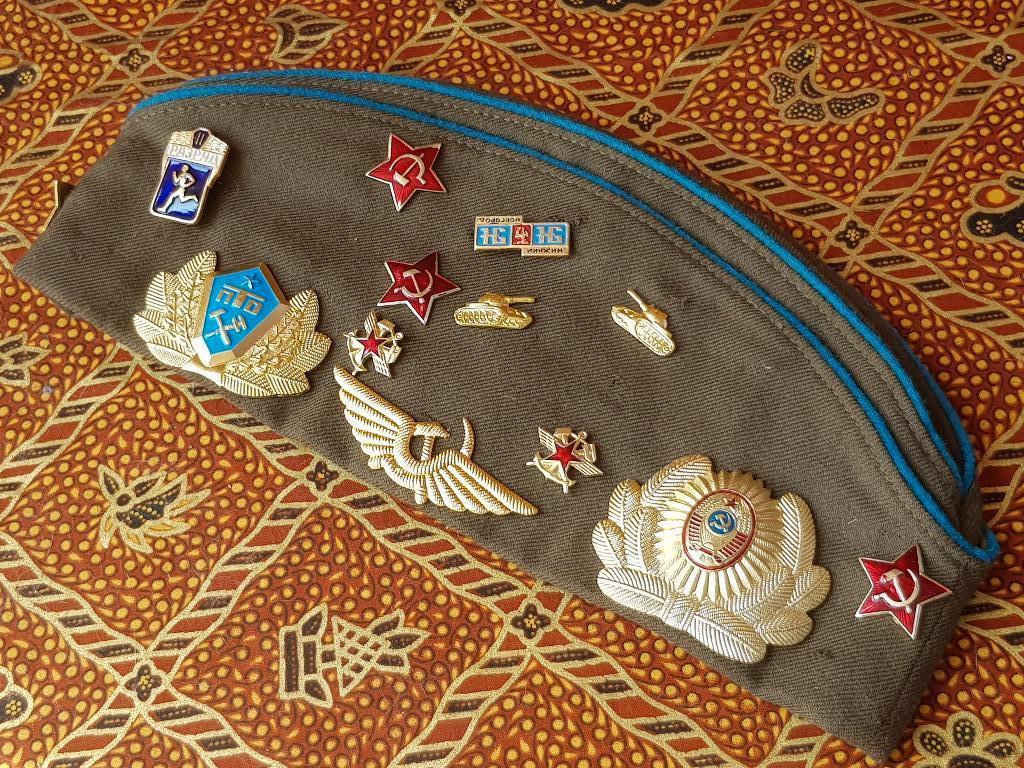 Oude militaria pet uit Rusland met speldjes en badges., Antiek en Kunst, Ophalen of Verzenden
