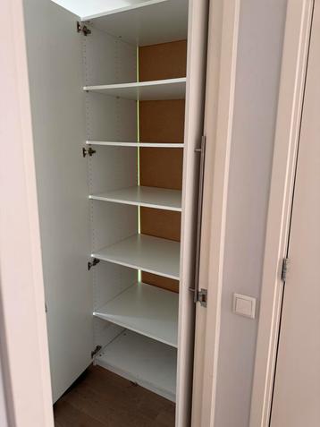 Gratis af te halen. Ikea kleding/boekenkast met 2 deuren.
