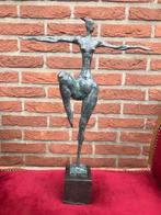 modern bronzen beeld, balancerend naakt, Antiek en Kunst, Kunst | Beelden en Houtsnijwerken, Ophalen of Verzenden
