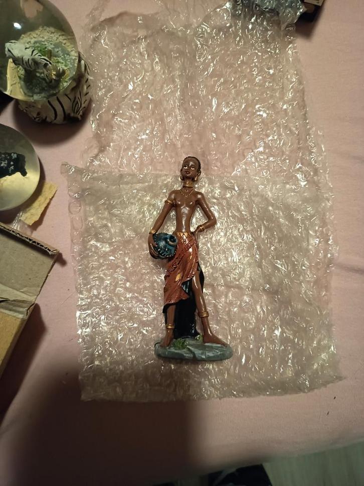 Afrikaans Vrouwenbeeldje met Waterkruik, Antiek en Kunst, Kunst | Beelden en Houtsnijwerken, Ophalen of Verzenden