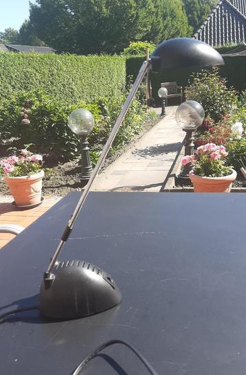 Moderne Zwarte Hallogeen Bureaulamp met Telescoopsteel beschikbaar voor biedingen