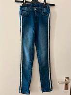152 Blauwe spijkerbroek met witte streep, Ophalen of Verzenden, Zo goed als nieuw, Meisje, Broek