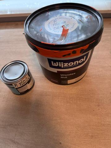 Oranje verf gratis af te halen beschikbaar voor biedingen