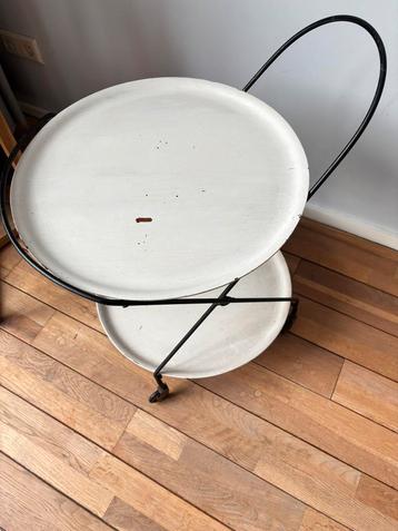 Tafeltje rond beschikbaar voor biedingen