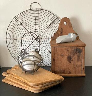 Brocante oude Franse houten zoutbak beschikbaar voor biedingen