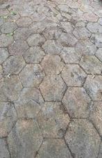 Gratis 6-hoek tegels, 28m2, Tuin en Terras, Gebruikt, Klinkers, Ophalen of Verzenden, 10 m² of meer