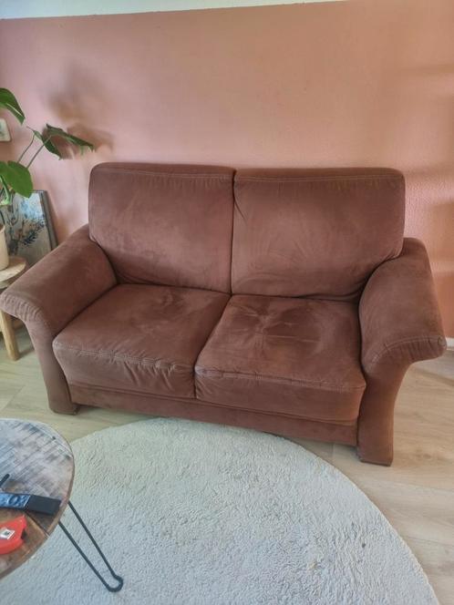 Gratis ophalen: Bruin velvet tweezits bankje, Huis en Inrichting, Banken | Bankstellen, Gebruikt, Tweepersoons, Minder dan 150 cm
