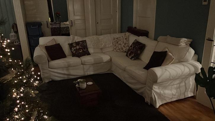 Fijne witte hoekbank Ektorp, Huis en Inrichting, Banken | Complete zithoeken, Gebruikt, Ophalen