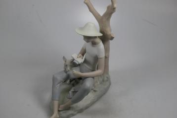Mooi groot Lladro beeld van lezende jongen met hond. beschikbaar voor biedingen