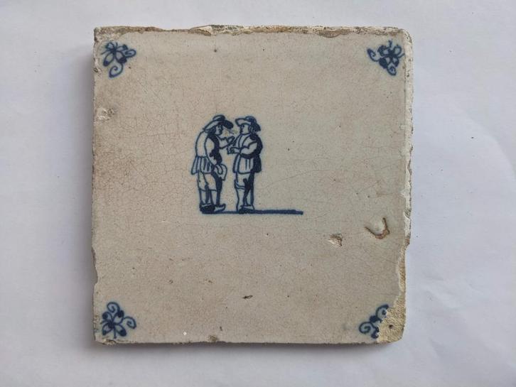 Antieke Delfts blauwe tegel – 2 mannen in gesprek (17e eeuw), Antiek en Kunst, Antiek | Wandborden en Tegels, Ophalen of Verzenden