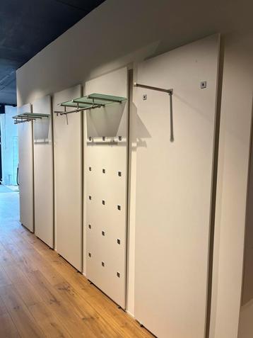 Complete winkelinrichting wandpanelen met planken en haken beschikbaar voor biedingen