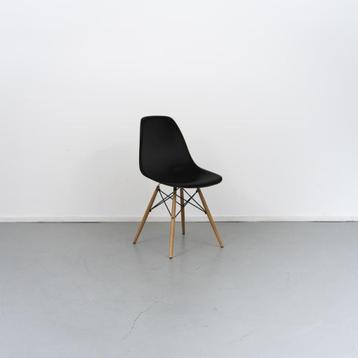 10x Vitra Eames DSR stoel Zwart - Essenhout beschikbaar voor biedingen