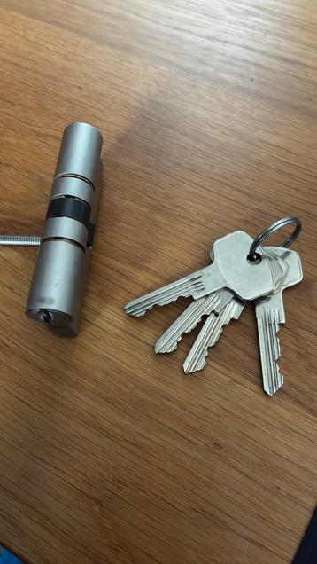 Cilinderslot 40/40 SKG** + 4 Sleutels beschikbaar voor biedingen
