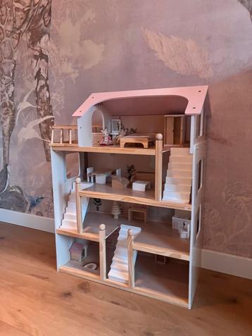 Mooi houten poppenhuis met meubels beschikbaar voor biedingen