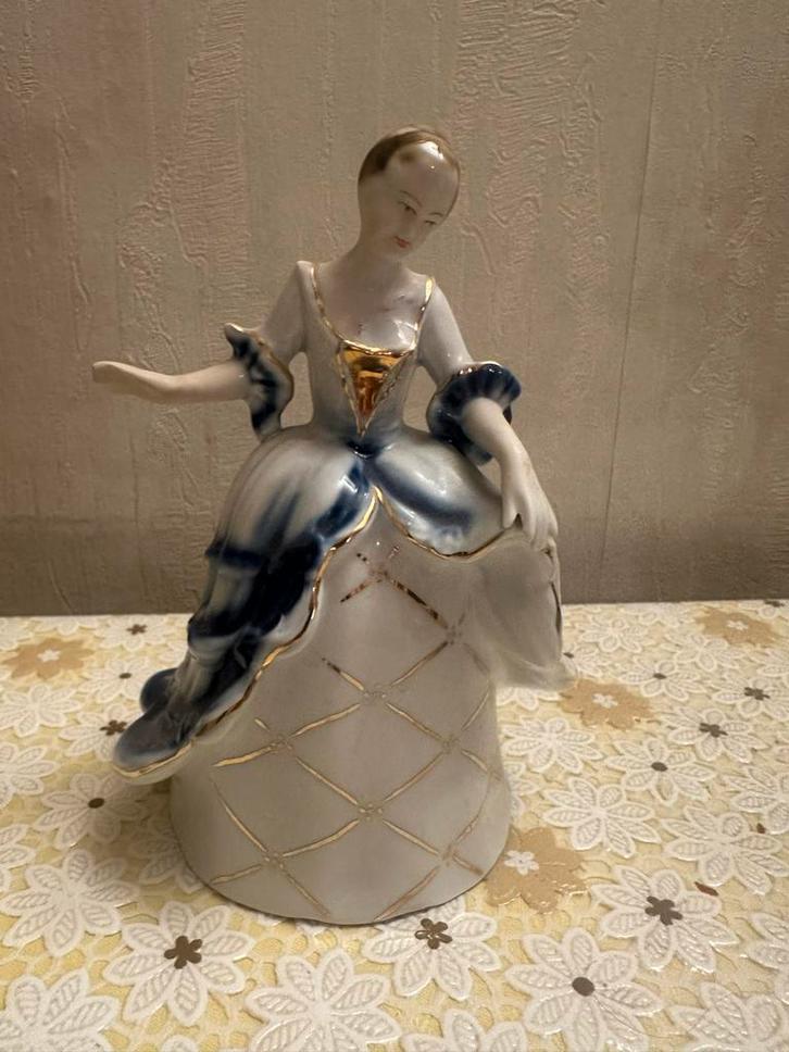 Fijn Porseleinen vrouw ARPO Roemenië, Antiek en Kunst, Antiek | Porselein, Ophalen of Verzenden