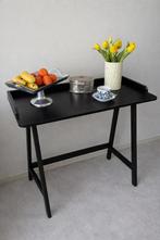 Zwarte houten tafel, Ophalen