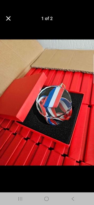 100x Glass Awards & 100 RGB Acrylic Units beschikbaar voor biedingen