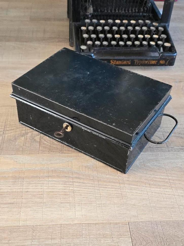 Prachtig engels zwart stalen kluisje geldkistje met koperen, Antiek en Kunst, Antiek | Kantoor en Zakelijk, Ophalen of Verzenden