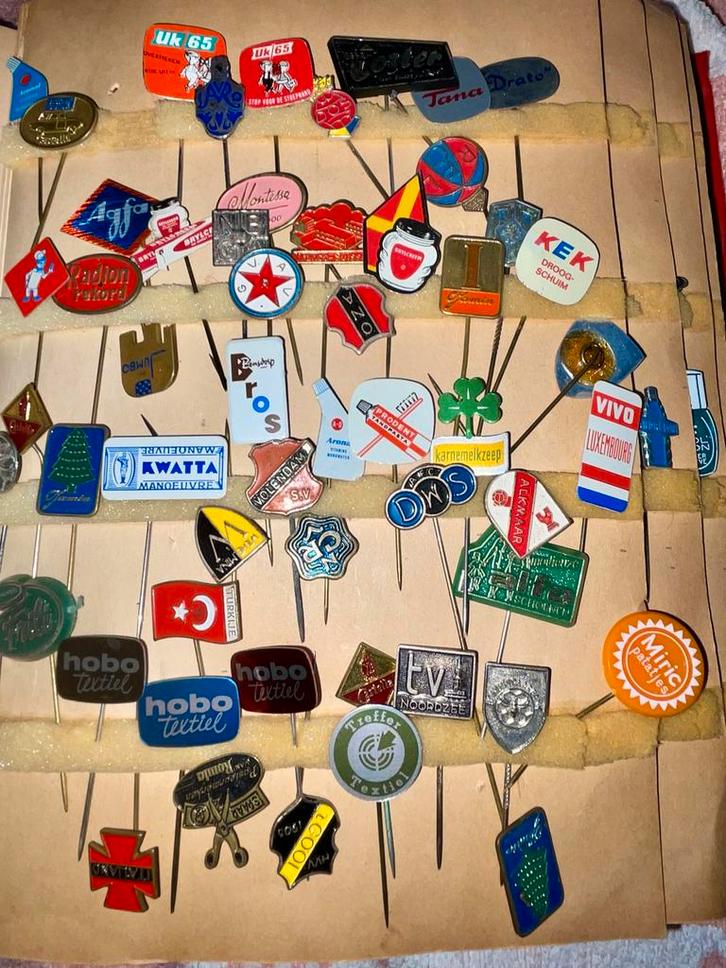 Oud Ort Speldjes Album Vol Met Speldjes, Verzamelen, Speldjes, Pins en Buttons, Gebruikt, Speldje of Pin, Merk, Ophalen of Verzenden