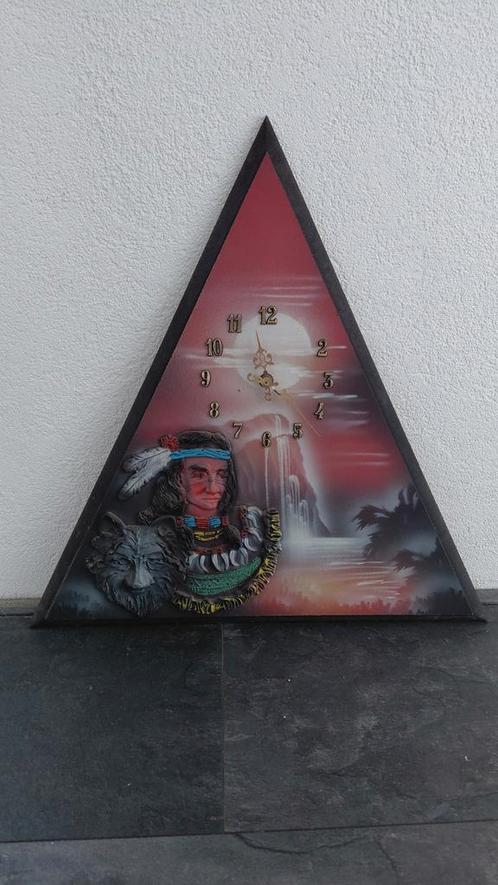 Driehoekige Wandklok met Indianen Design, Huis en Inrichting, Woonaccessoires | Klokken, Gebruikt, Wandklok, Analoog, Ophalen of Verzenden