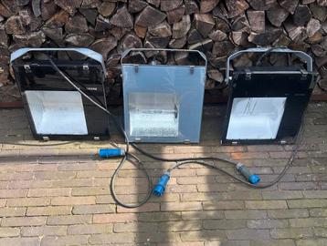 3 schijnwerpers beschikbaar voor biedingen