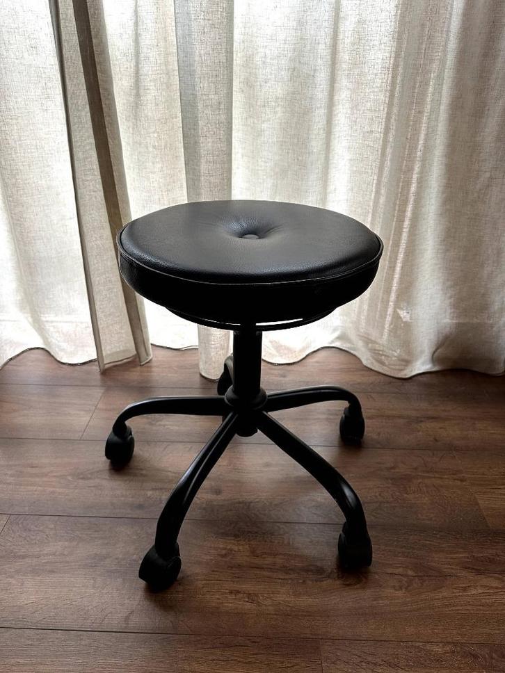Te koop: IKEA BLYSKOBB kruk met wielen – zwart, Huis en Inrichting, Bureaustoelen, Bureaukruk, Zwart, Ophalen of Verzenden