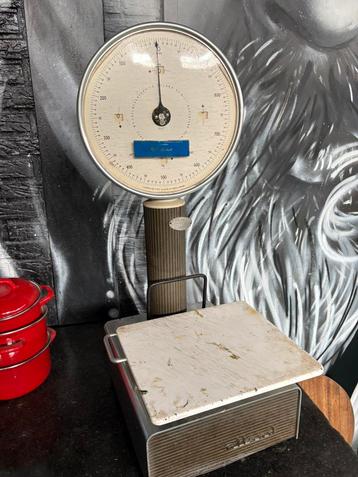 Oude weegschaal beschikbaar voor biedingen