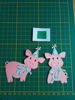 T3 Stansjes 2 oud roze feestvarkens met groen/wit mutsje, Ophalen of Verzenden, Nieuw, Overige thema's, Overige typen