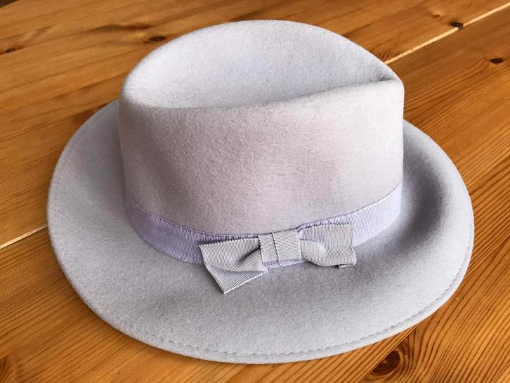 Lila wollen hoed met strikje en ceintuur egf bruiloft, Kleding | Dames, Hoeden en Petten, Zo goed als nieuw, Hoed, 55 cm (S, 6⅞ inch) of minder