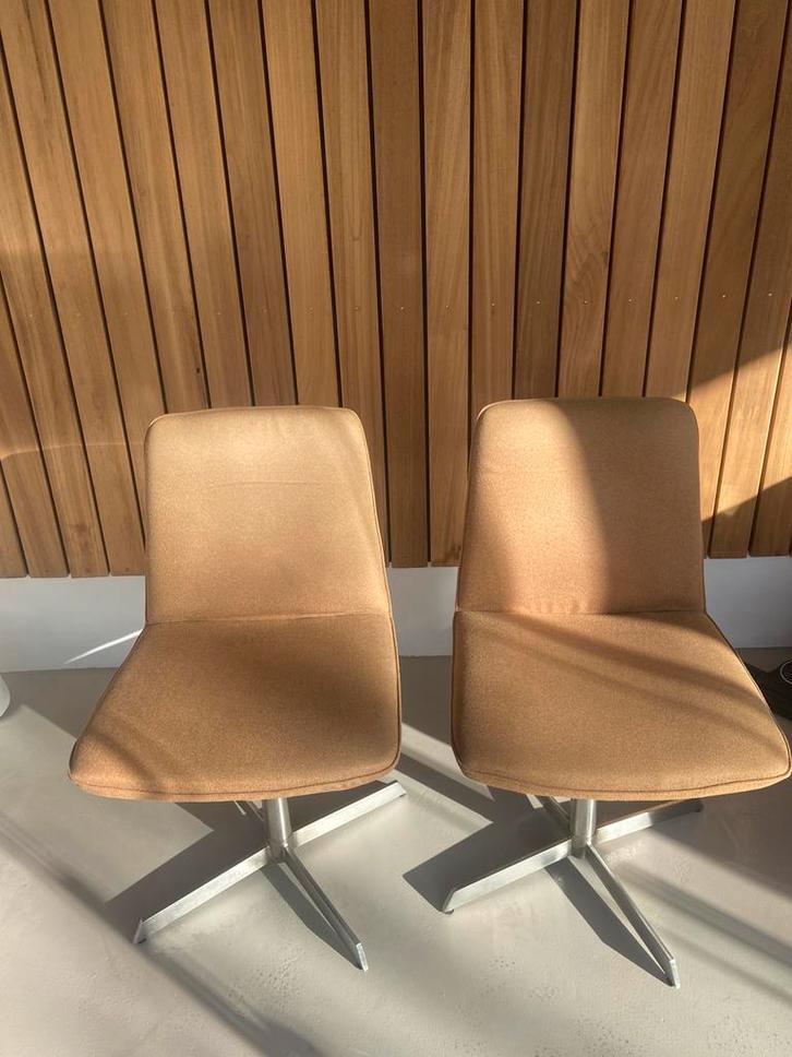 2 leuke design draaistoelen bruintint robin design eetkamers, Huis en Inrichting, Fauteuils, Gebruikt, Stof, Ophalen of Verzenden