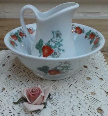 Frans wit porseleinen schaal en kan met aardbeien, Pillivuyt beschikbaar voor biedingen