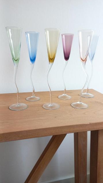 Unieke vintage mondgeblazen champagne glazen gekleurd beschikbaar voor biedingen