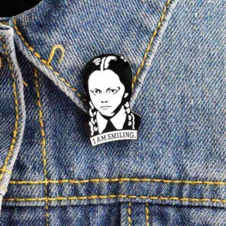 Halloween Addams Family Wednesday Adams Enamel Pin, Verzamelen, Film en Tv, Nieuw, Poster, Verzenden