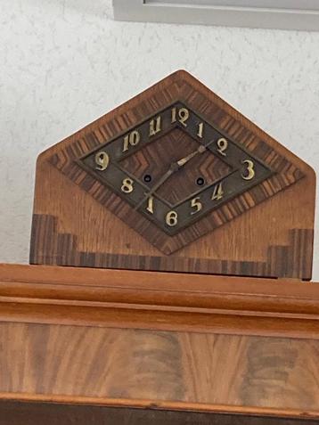 Antieke Houten Klok met Gouden Cijfers beschikbaar voor biedingen