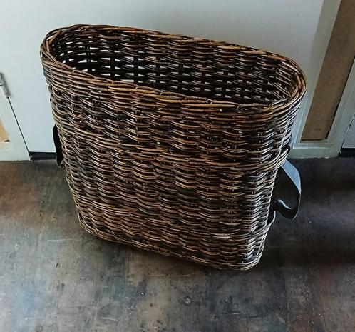 Oude rieten mand ovaal papraplu's wandelstokken papier etc, Antiek en Kunst, Curiosa en Brocante, Ophalen