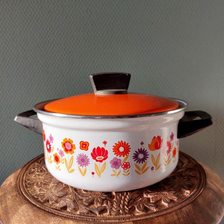 Vintage pan met bloemen, oranje deksel - soeppan Ø20, Huis en Inrichting, Keuken | Potten en Pannen, Gebruikt, Kookpan of Snelkookpan