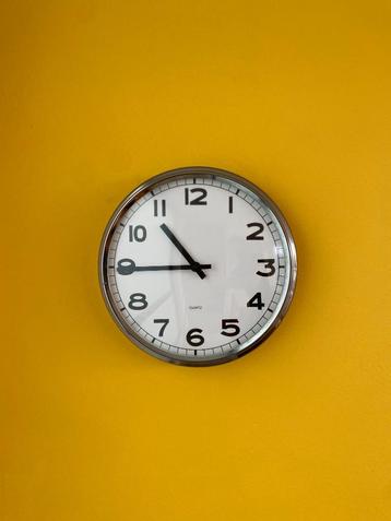 Wandklok beschikbaar voor biedingen