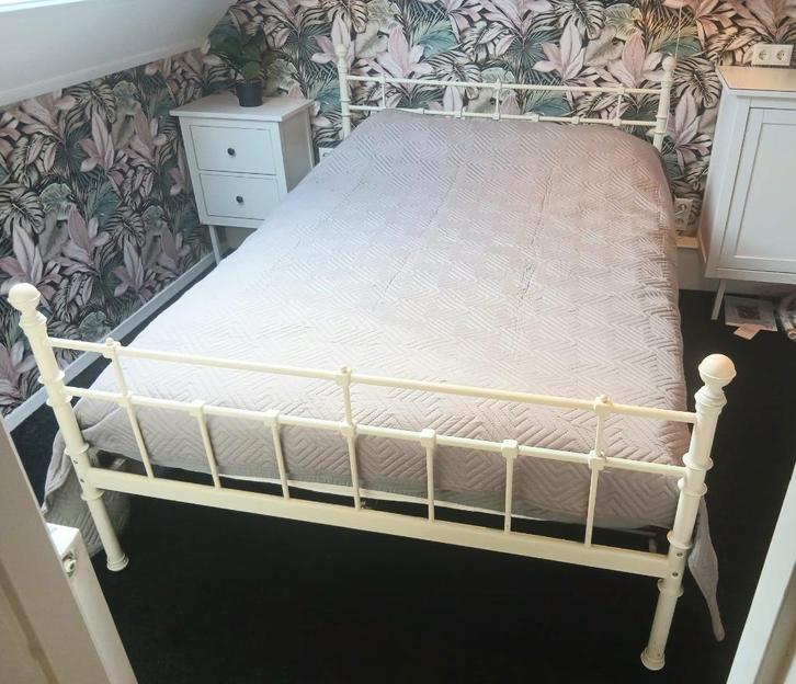 Bed 140x200 | Nette staat | Ivoor wit | Lattenbodem | Matras, Huis en Inrichting, Slaapkamer | Bedden, Zo goed als nieuw, Twijfelaar