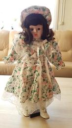 Porceleinen pop met bloemetjes jurk en hoed, Verzamelen, Poppen, Ophalen of Verzenden, Pop