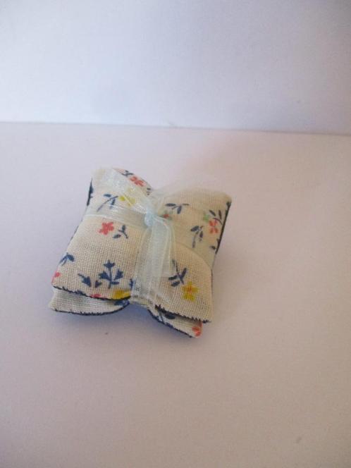 poppenhuis twee kussentjes, Verzamelen, Poppenhuizen en Toebehoren, Nieuw, Decoratie, Ophalen of Verzenden